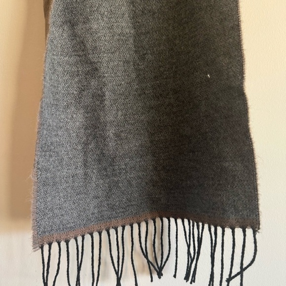 Cashmere Finished 100% wool made in Italy scarf - Picture 2 of 4